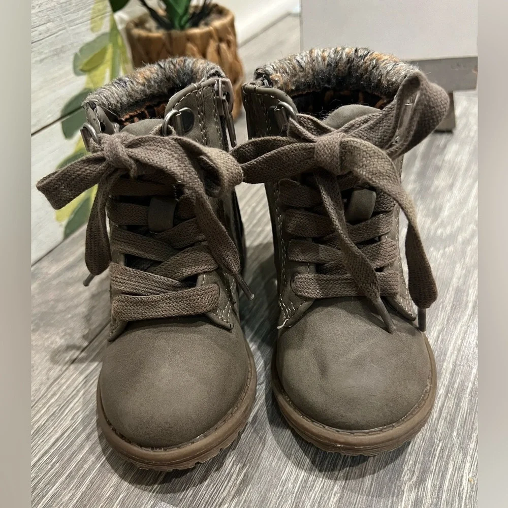 Madden Girl Kids’ Brown Lace-Up Combat Ankle Boots w Knit Trim. Size 6 Baby